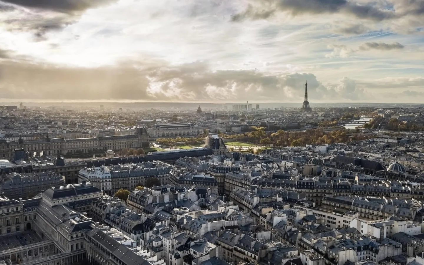 Panorama parisien en fin de journée — Couvreur — par BLEU CIEL TOITURE