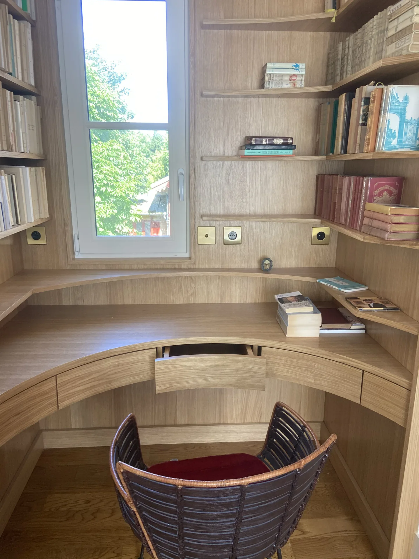 Détail du plateau d’un bureau intégré — Menuisier — par Menuiserie Mendy — à Paris