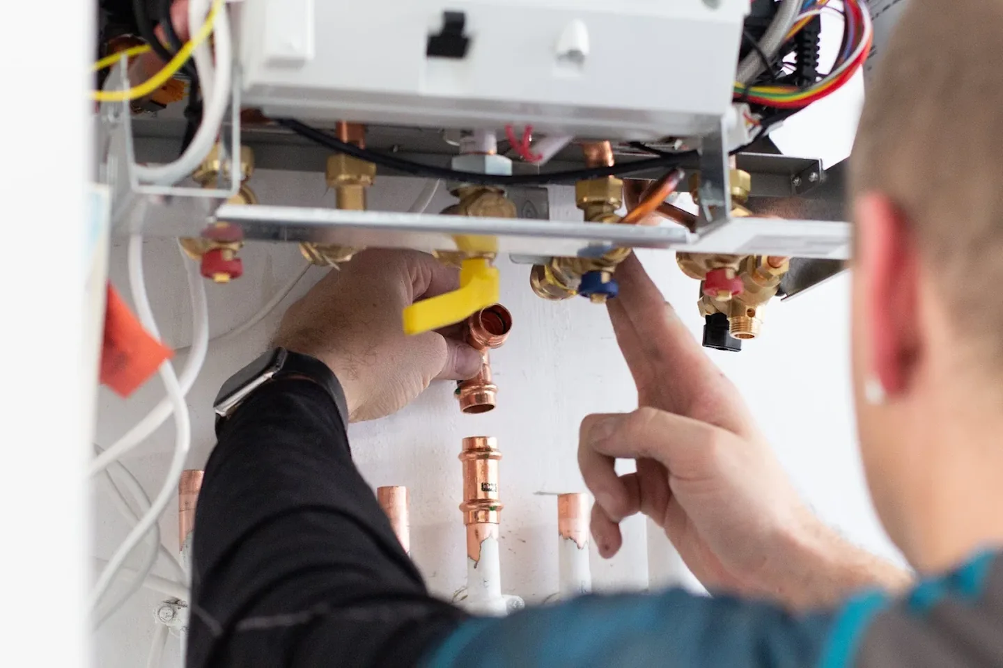 Mains de technicien Rakor sur raccords laiton et tuyauterie cuivre. à Lyon — Plombier — par RAKOR Plomberie (Sarl)