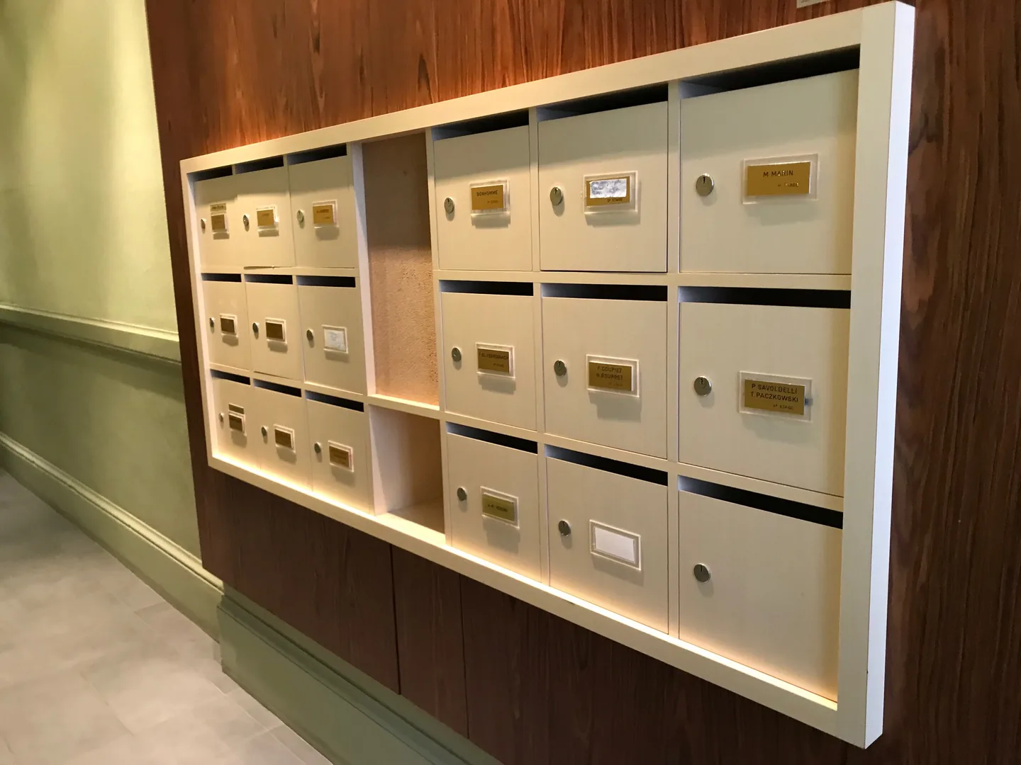 Boîtes aux lettres encastrées avec éclairage — Menuisier — par Menuiserie Thollet — à Lyon