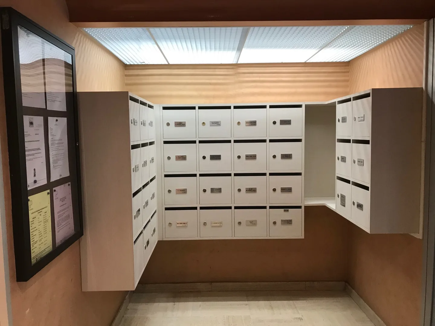 Aménagement d’un espace de boîtes aux lettres — Menuisier — par Menuiserie Thollet — à Lyon