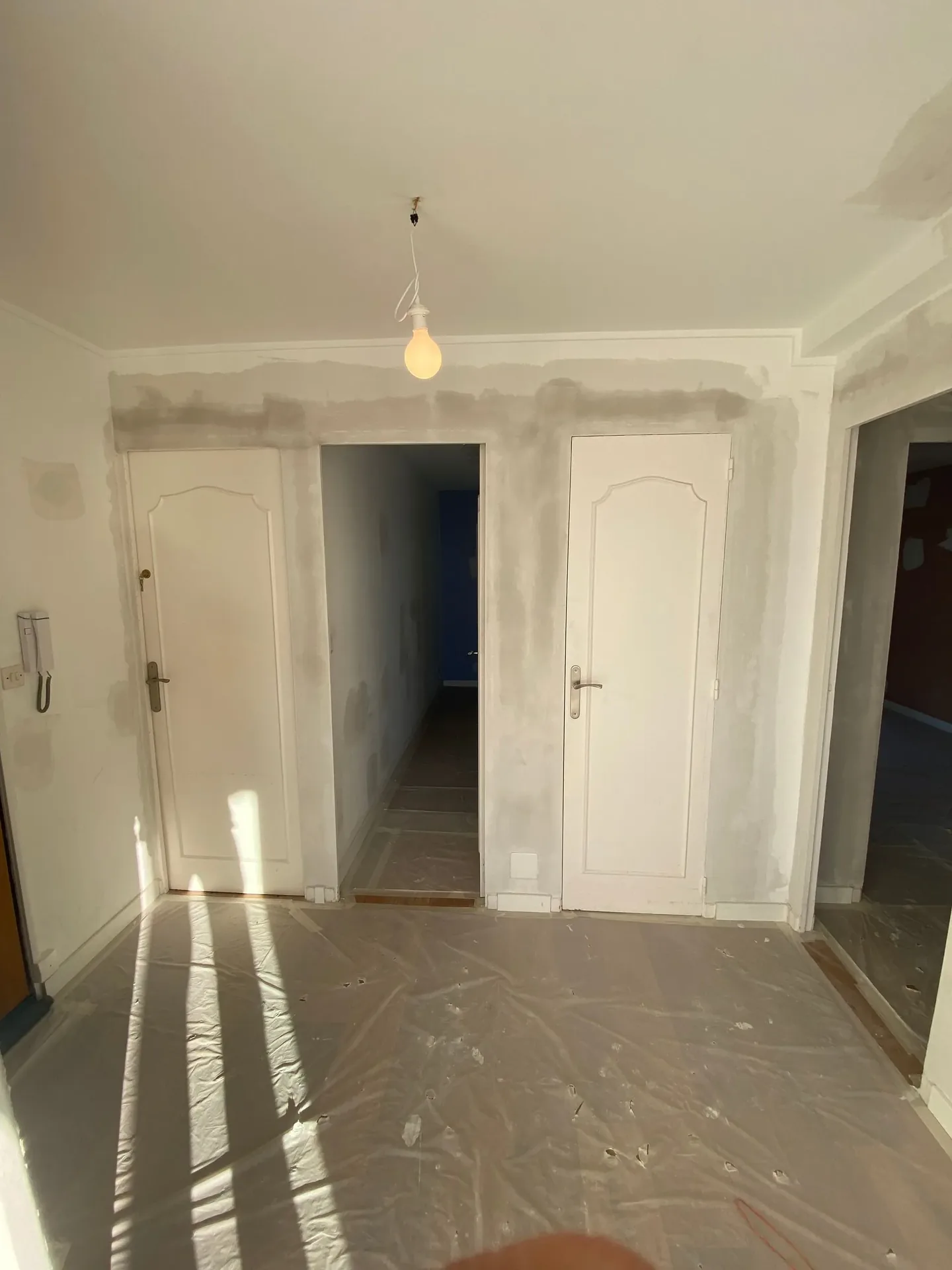 Préparation des murs et encadrements de portes — Peintre — par GK PEINTURE 13 — à Marseille