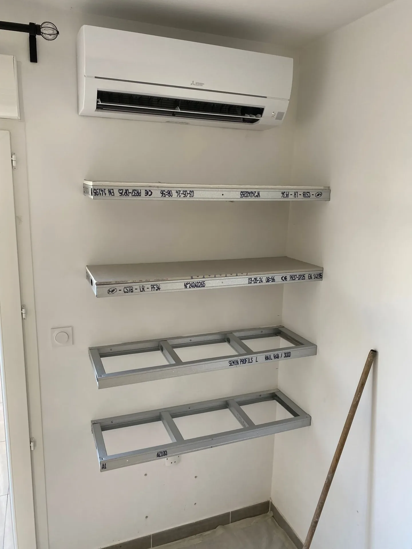 Installation des supports pour une fixation d'étagères à Marseille — Peintre — par GK peinture 13 - Peintre Marseille