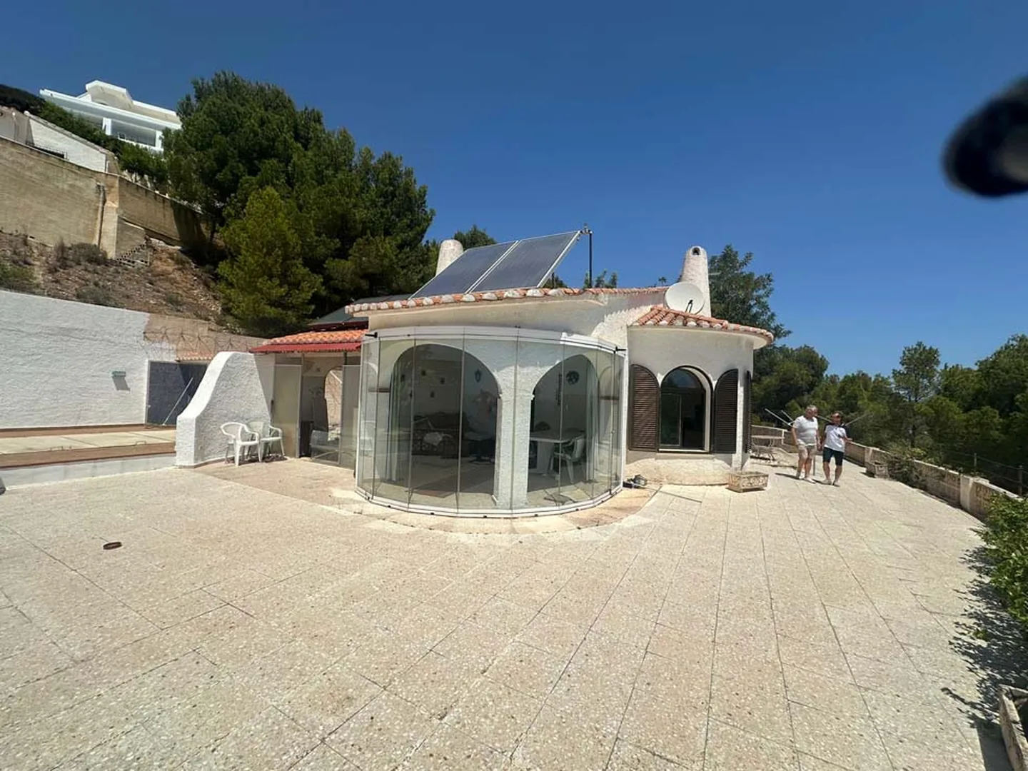 Véranda avec arches en rénovation sur terrain sableux. à Marseille — Maçon — par Renov Maison