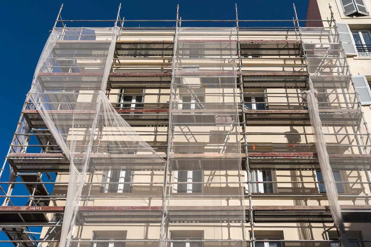 Échafaudage devant une façade d’immeuble — Maçon — par Renov Maison — à Marseille