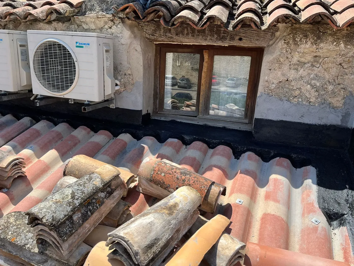 Tas de tuiles sur un toit à Marseille — Maçon — par Maçonnerie et Rénovations de Provence