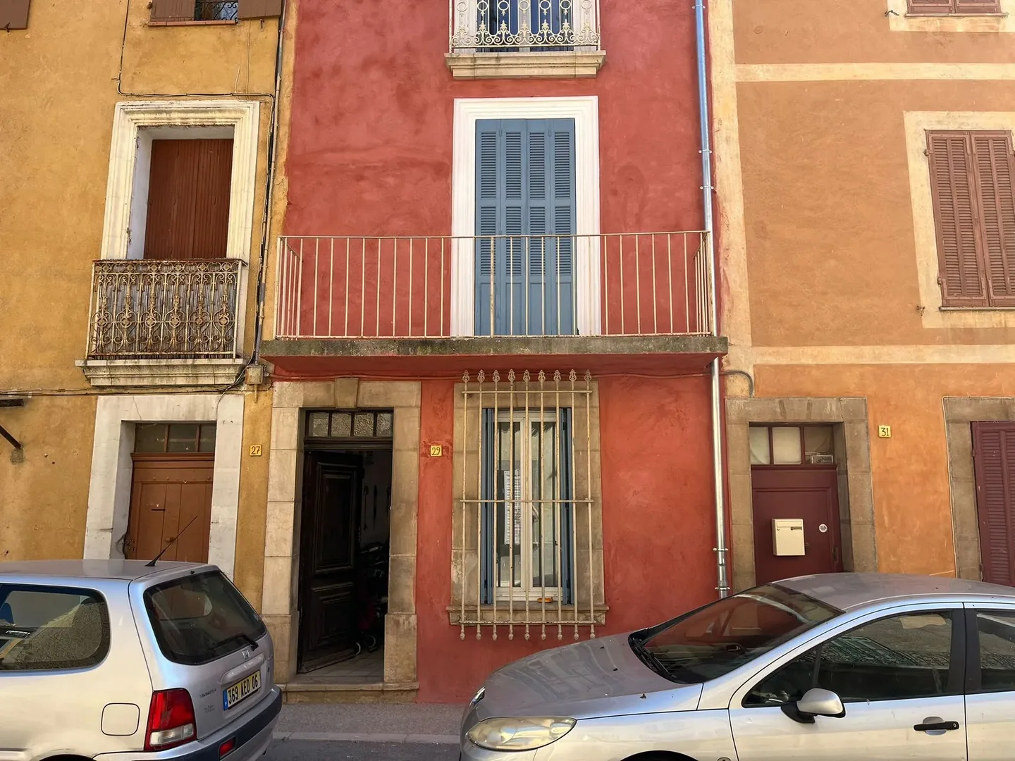 Façade extérieure en enduit rouge à Marseille — Maçon — par Maçonnerie et Rénovations de Provence
