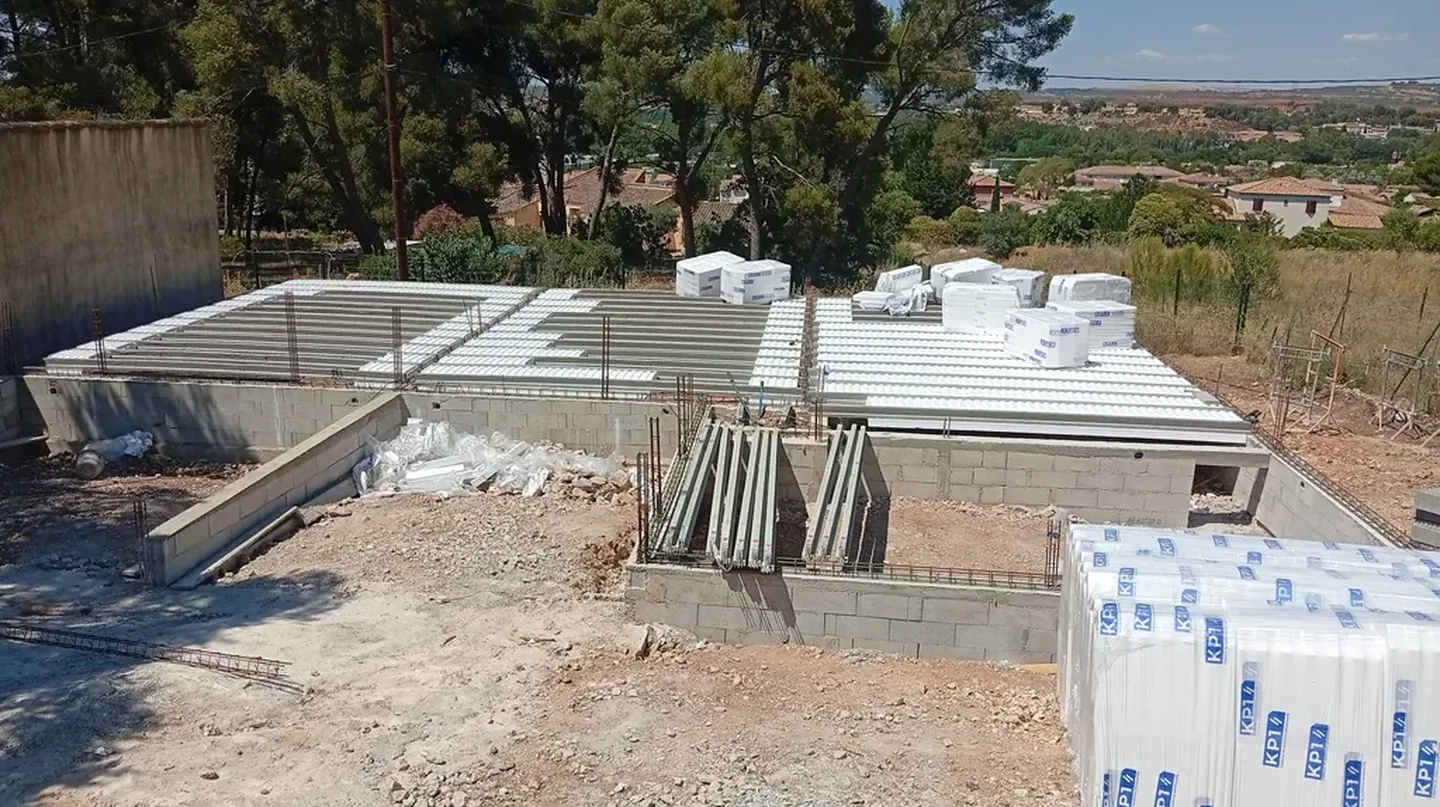 Avancement de la pose du plancher poutrelles-hourdis en fin de journée — chantier Aix-en-Provence à Marseille — Maçon — par Maçonnerie et Rénovation - LMVP