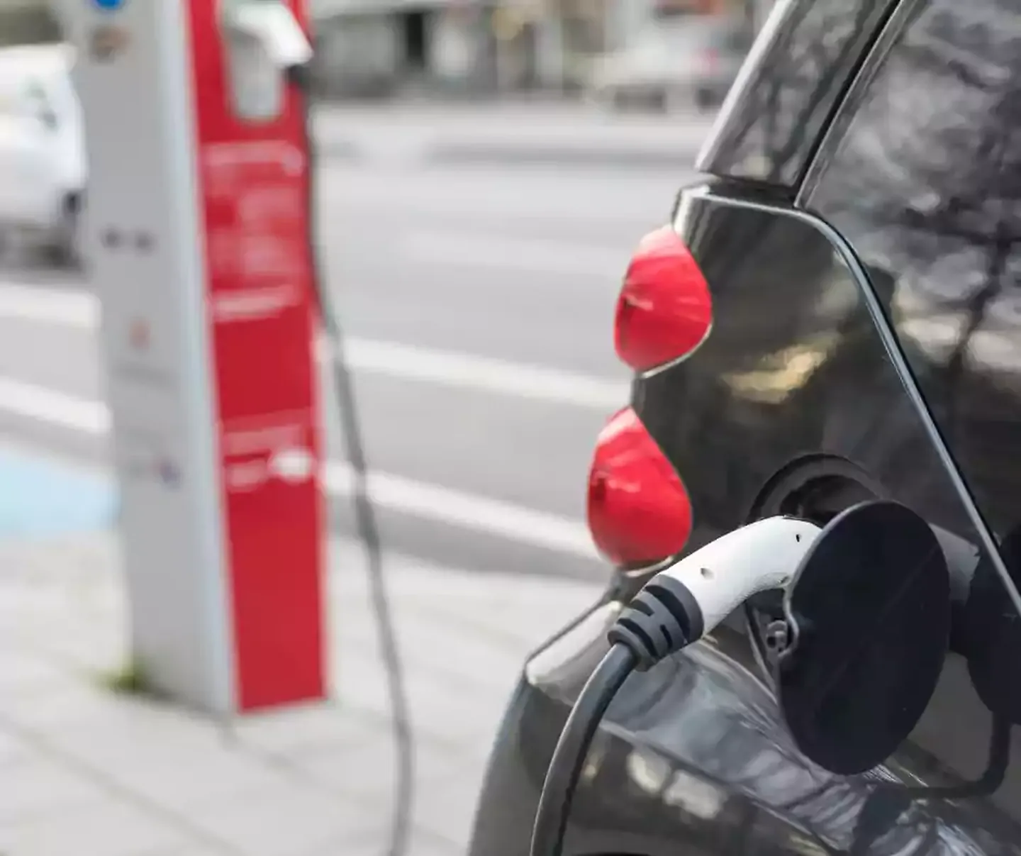 Borne électrique véhicule bordeaux — Électricien — par ÉCLAIR ELEC - électricien à Bordeaux