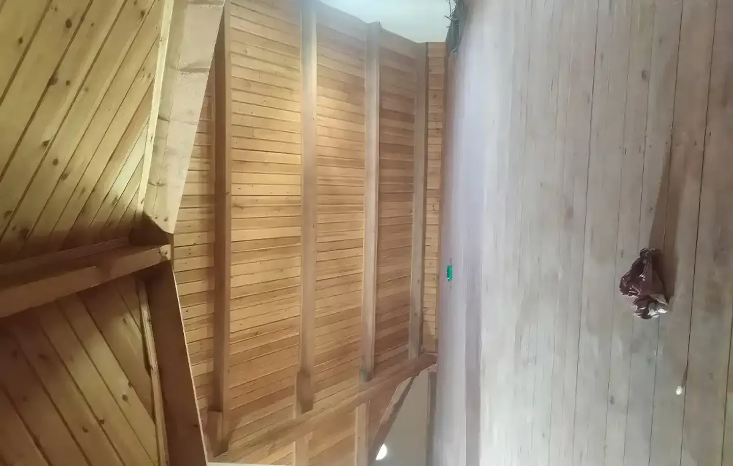 Habillage bois d’un espace sous toiture — Couvreur — par LB Couverture — à Bordeaux