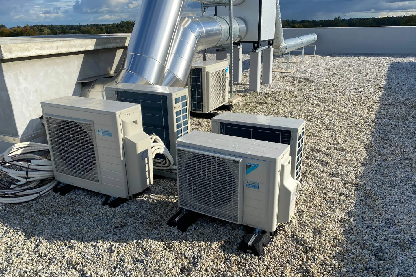 Unités extérieures et ventilation en toiture — Chauffagiste — par SK ENERGIES — à Bordeaux