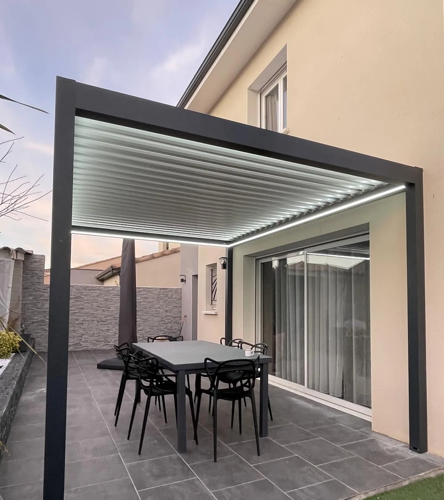 Pergola bioclimatique 22 m² à Boulogne-Billancourt / Ouest parisien — Menuisier — par Helbert Menuiserie