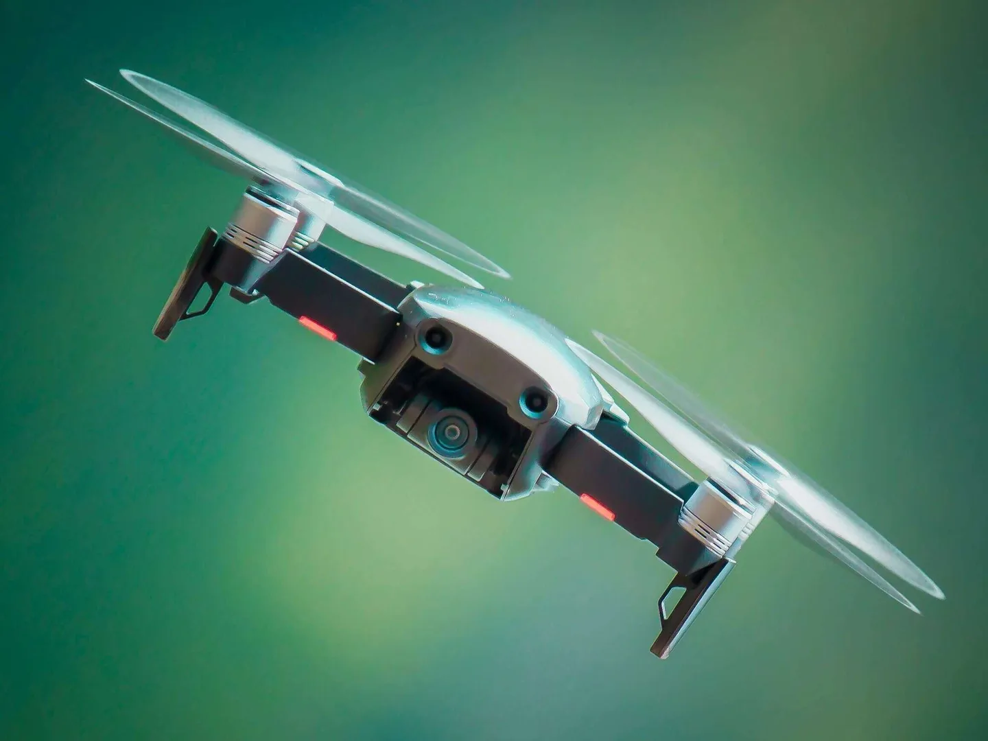 Drone en vol survolant un bâtiment avec caméra thermique à Amiens — Électricien — par SAS BLONDEL'ELEC, électricien photovoltaïque et bornes recharge Amiens