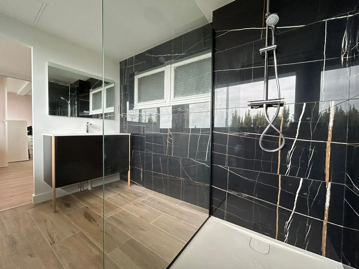 Rénovation intégrale d'une salle de bain sur Le Havre avec douche à l'italienne et carrelage — Plombier — par ABP Plomberie - Salle de bain, plombier Le Havre