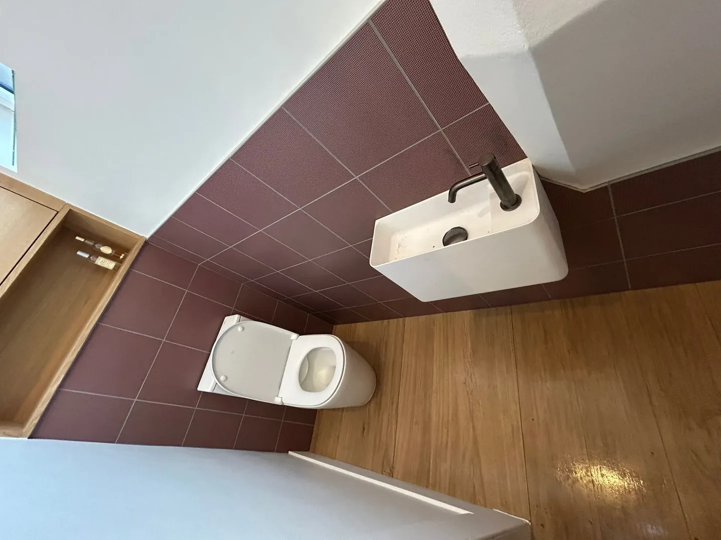 Autre vue de la rénovation d'un WC au Havre au Havre — Plombier — par ABP Plomberie - Salle de bain, plombier Le Havre — à Le Havre