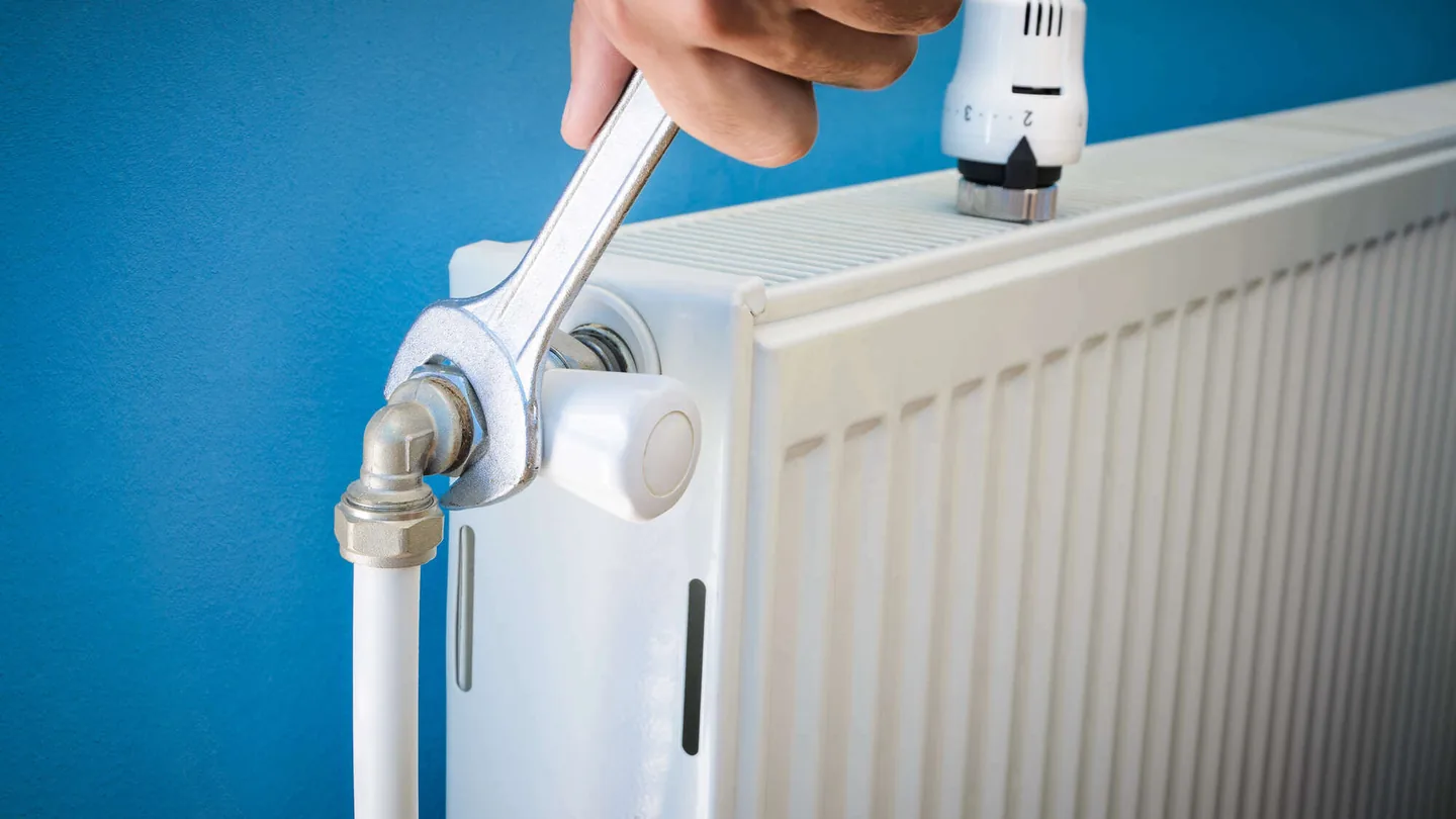 Intervention sur un raccord de radiateur — Plombier — par Lor Dép — à Metz