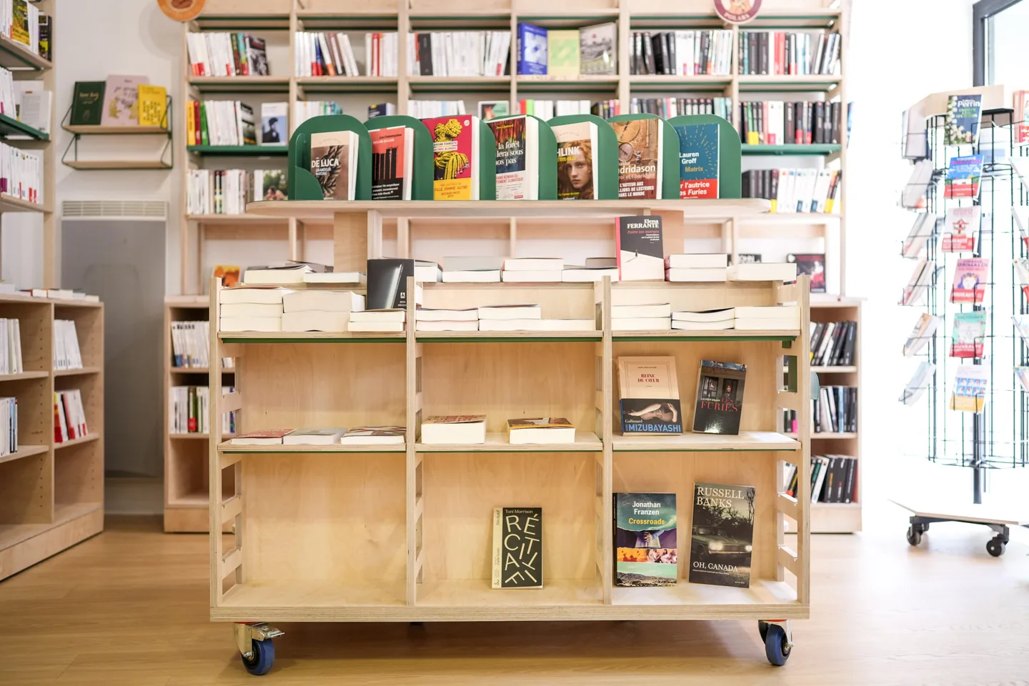 Présentoir mobile pour une librairie — Menuisier — par Atelier Bille — à Nantes