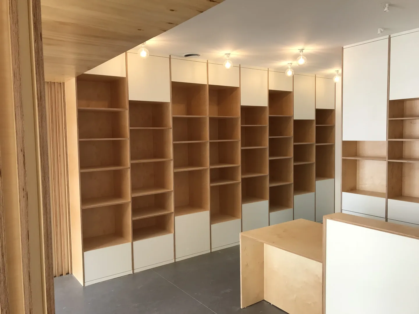 Rangements muraux avec niches ouvertes — Menuisier — par Bailly Menuiserie — à Nantes