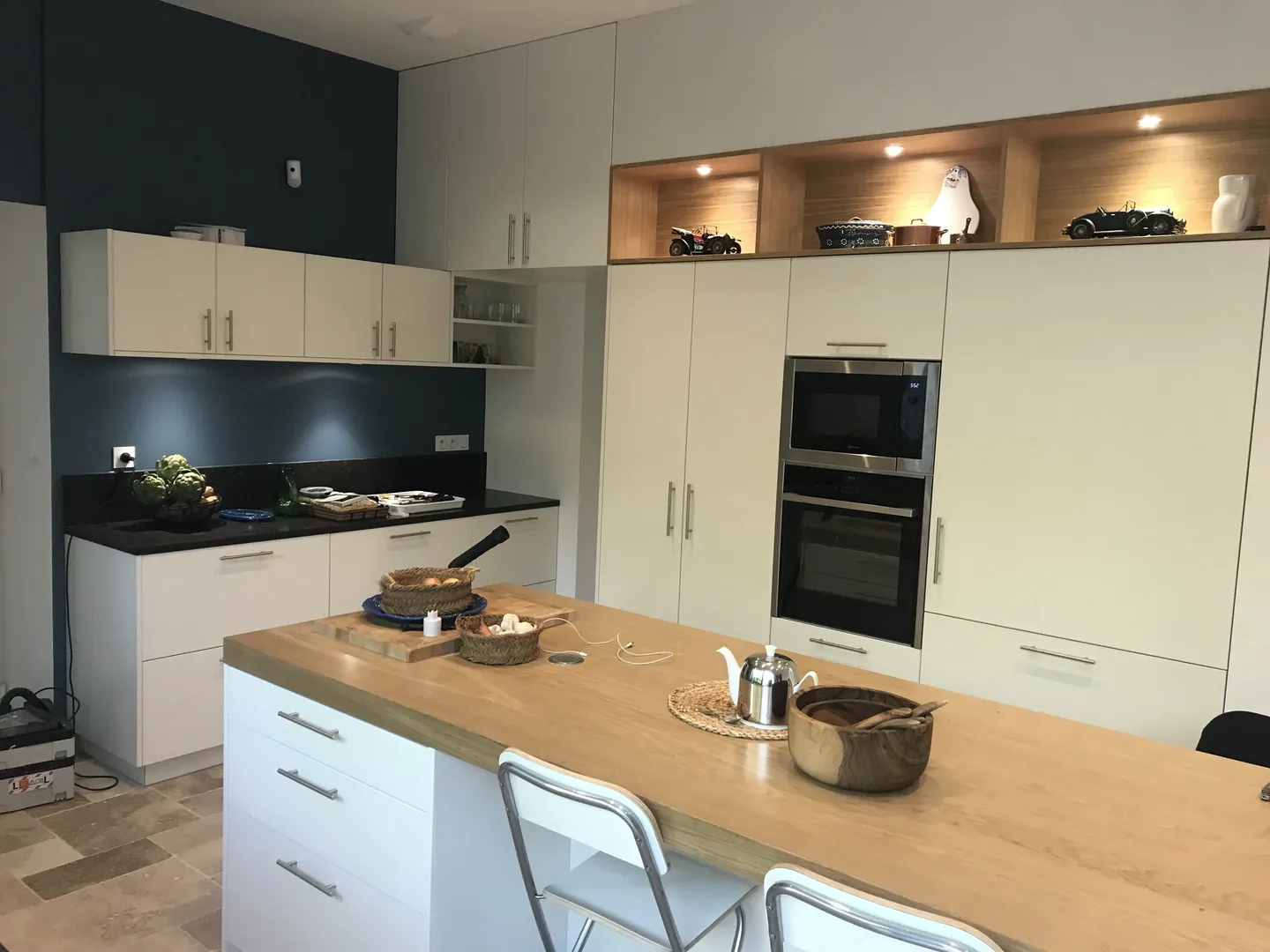 Cuisine bois moderne. à Nantes — Menuisier — par Bailly Menuiserie - Artisan Menuisier à Nantes