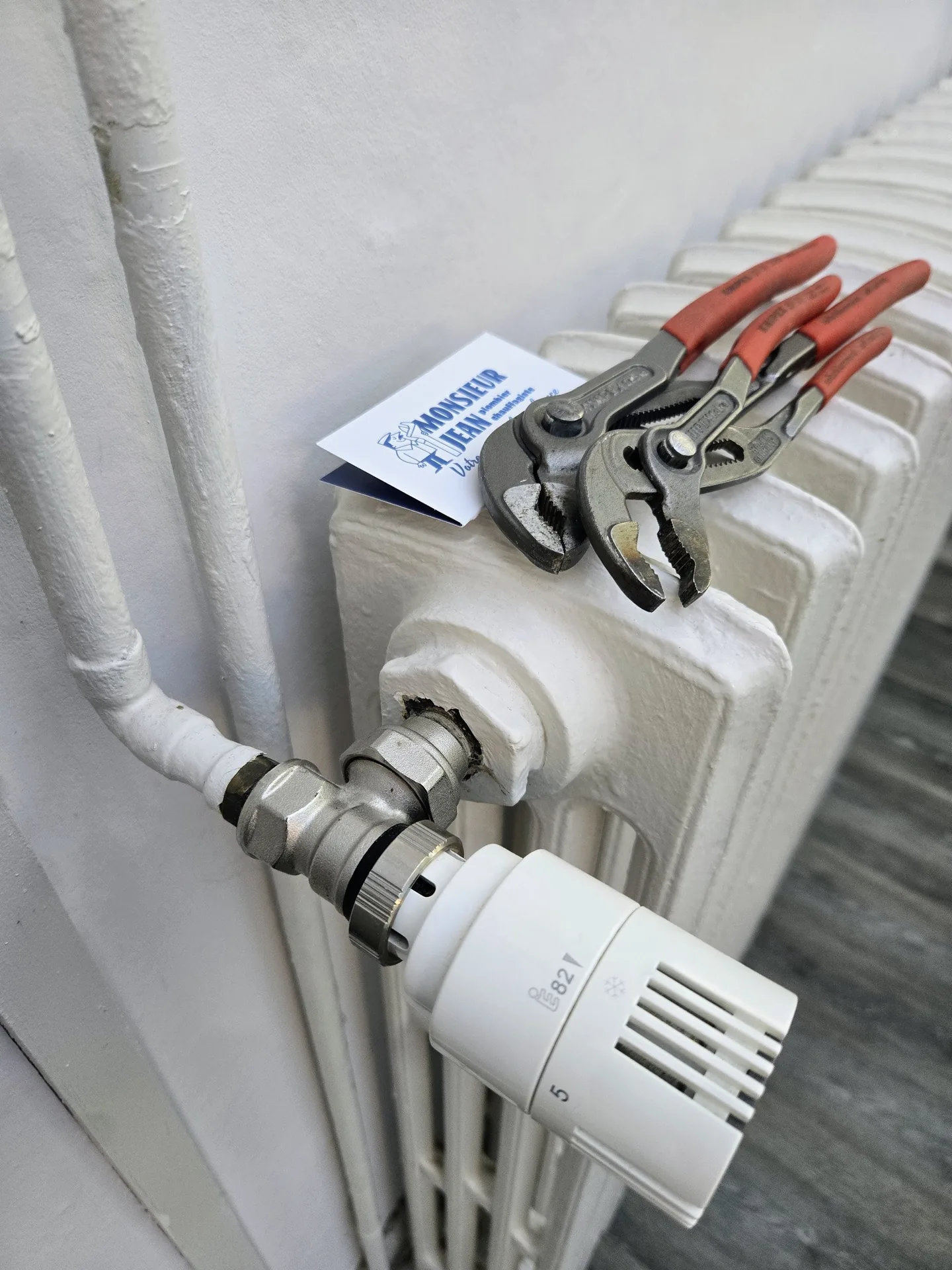 Illustration d'un radiateur mural à Tours — Plombier — par Plombier à Tours - Dépannage et rénovation avec votre artisan de confiance