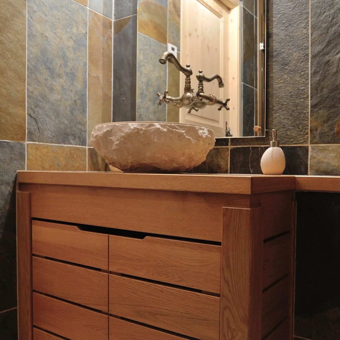 Meuble de salle de bain bois massif et vasque en pierre – réalisation haut de gamme ARTEF à Toulouse — Menuisier — par Menuiserie sur mesure à Toulouse