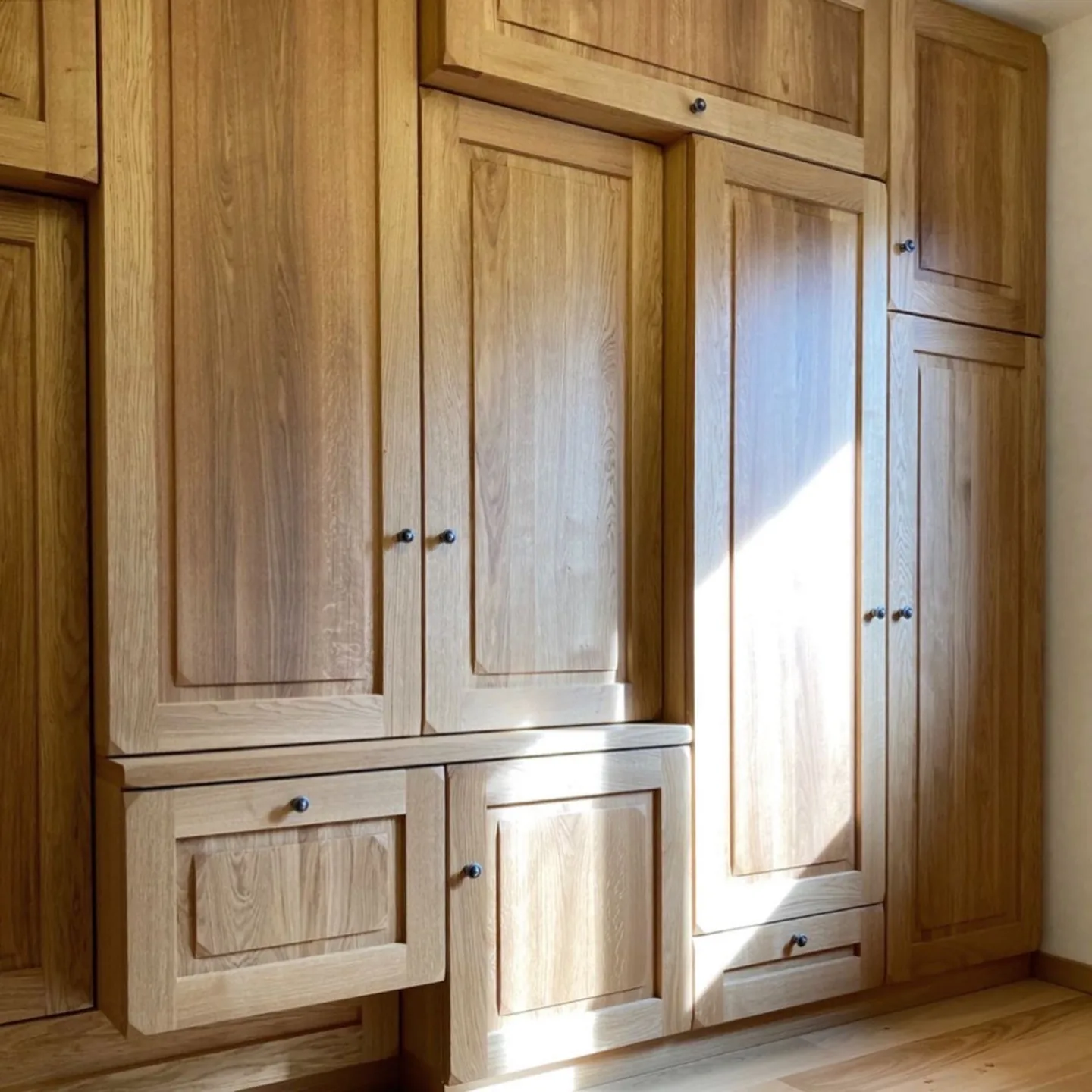 Placards à portes moulurées — Menuisier — par Artef Menuiserie — à Toulouse