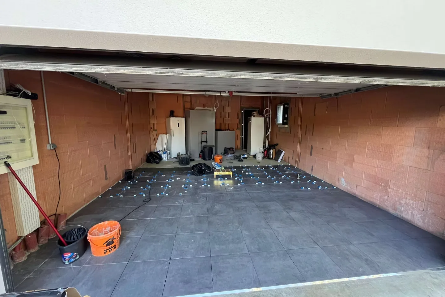Pose de carrelage de garage par DIB Artisan à Toulouse — Plombier
