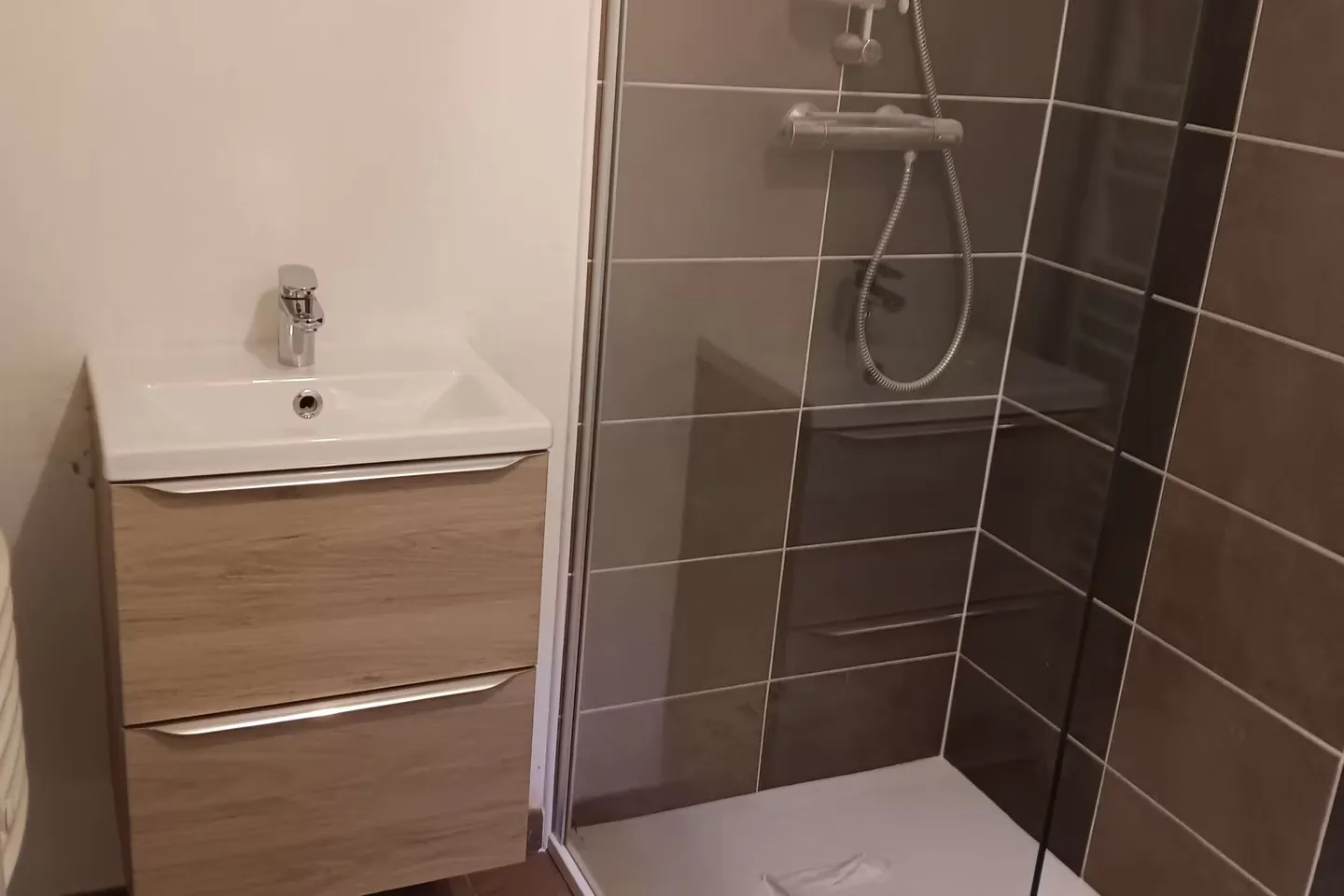 Salle de bains avec receveur, paroi et meuble posés par DIB Artisan à Toulouse — Plombier
