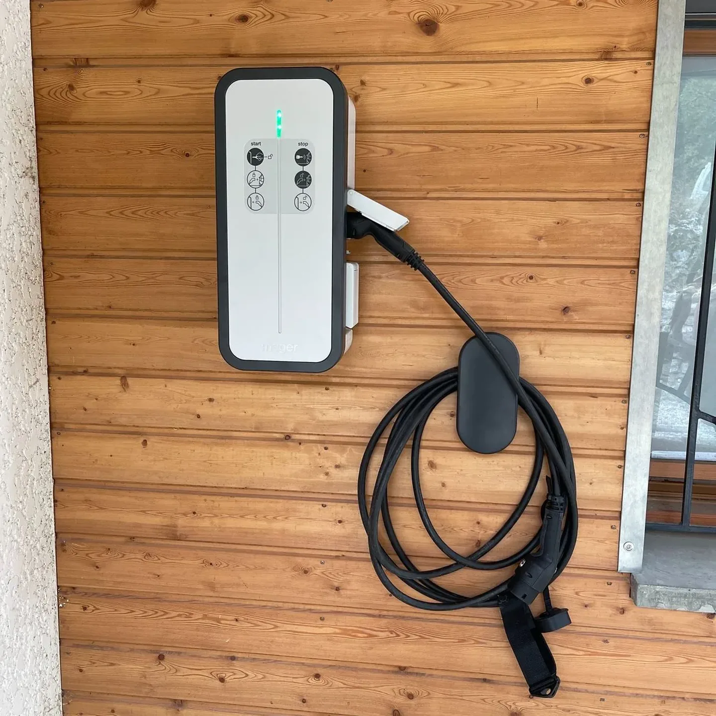 Borne murale — Électricien — par Tom Électricité — à Grenoble