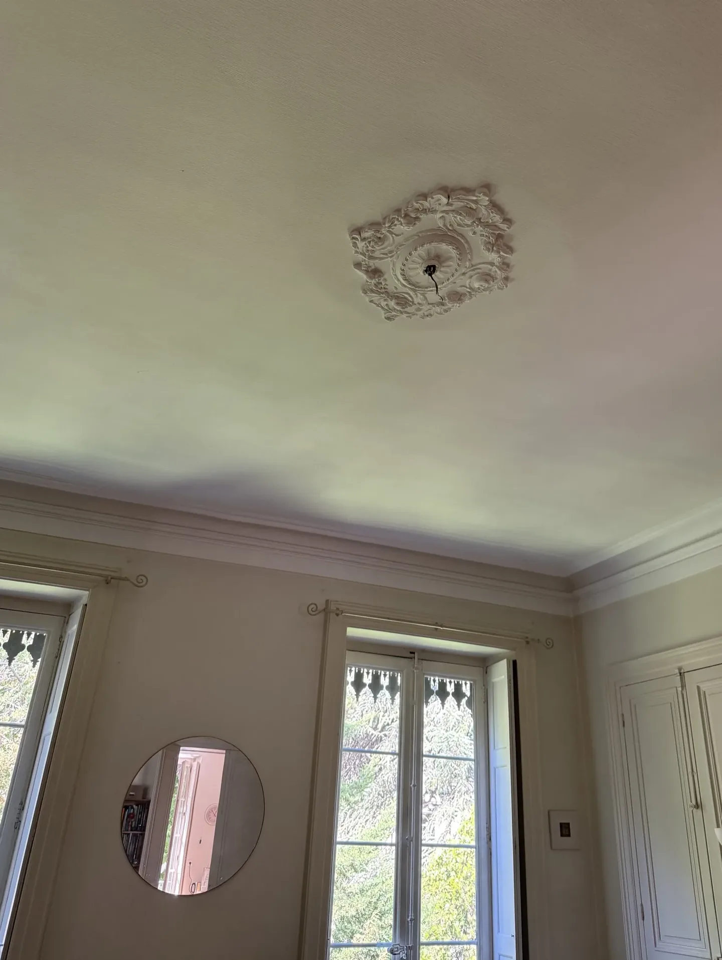 Avant : rosace avec fil nu, aucun luminaire — Électricien — par Tom Électricité — à Grenoble