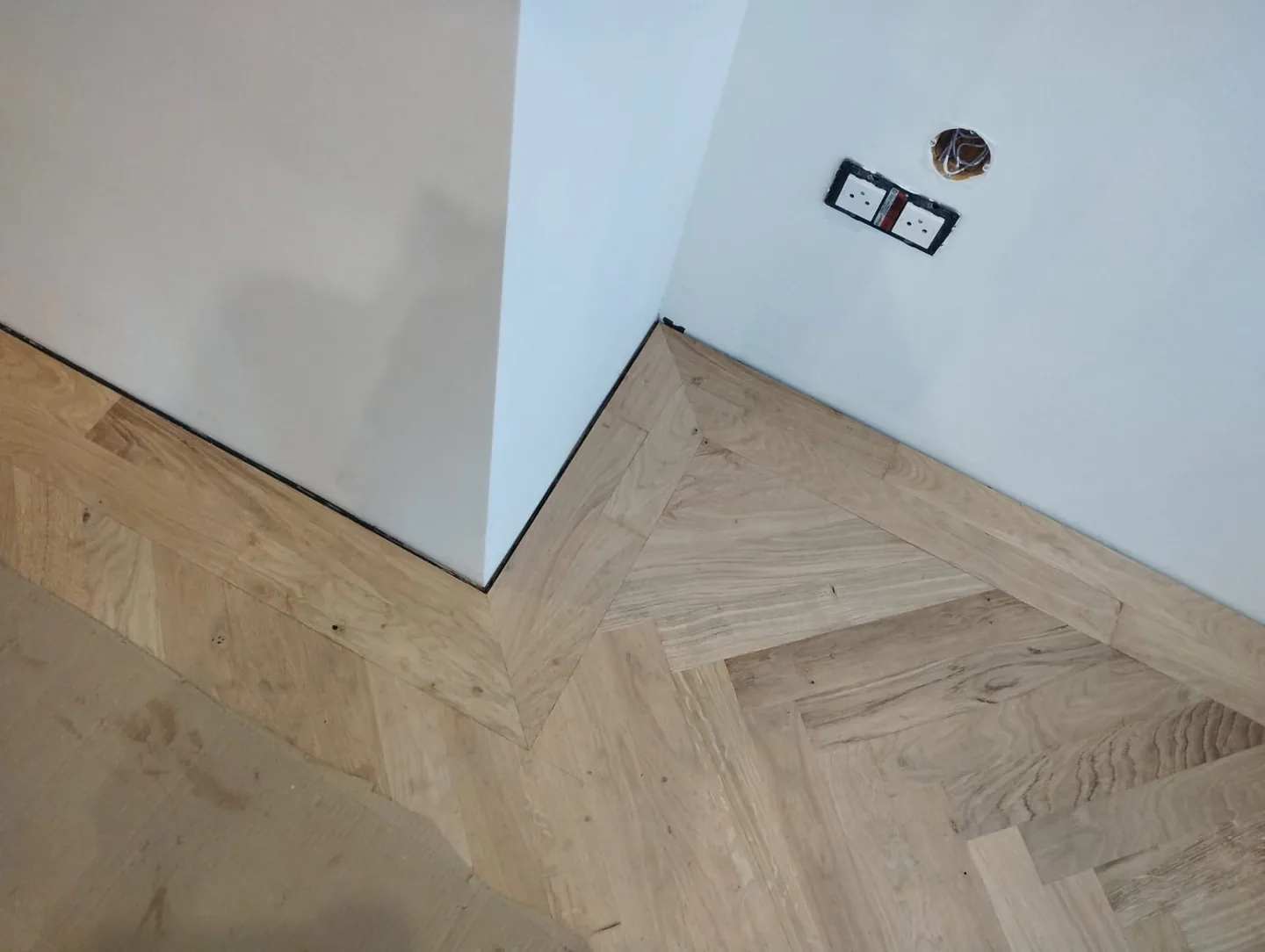 Parquet massif en bâtons rompus à Grenoble — Menuisier — par BHP Menuiserie