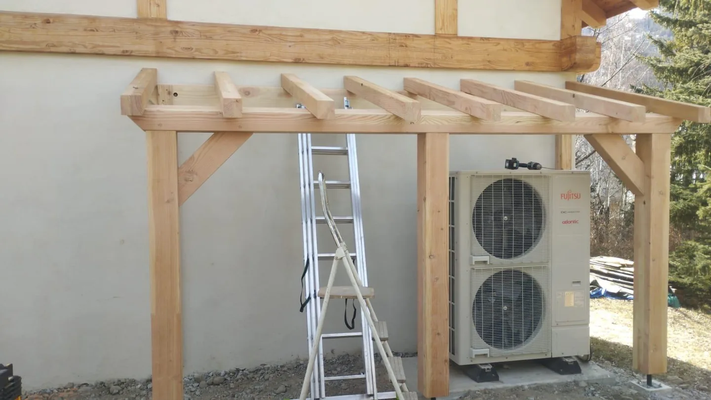 Charpente traditionnelle en bois à Grenoble — Menuisier — par BHP Menuiserie