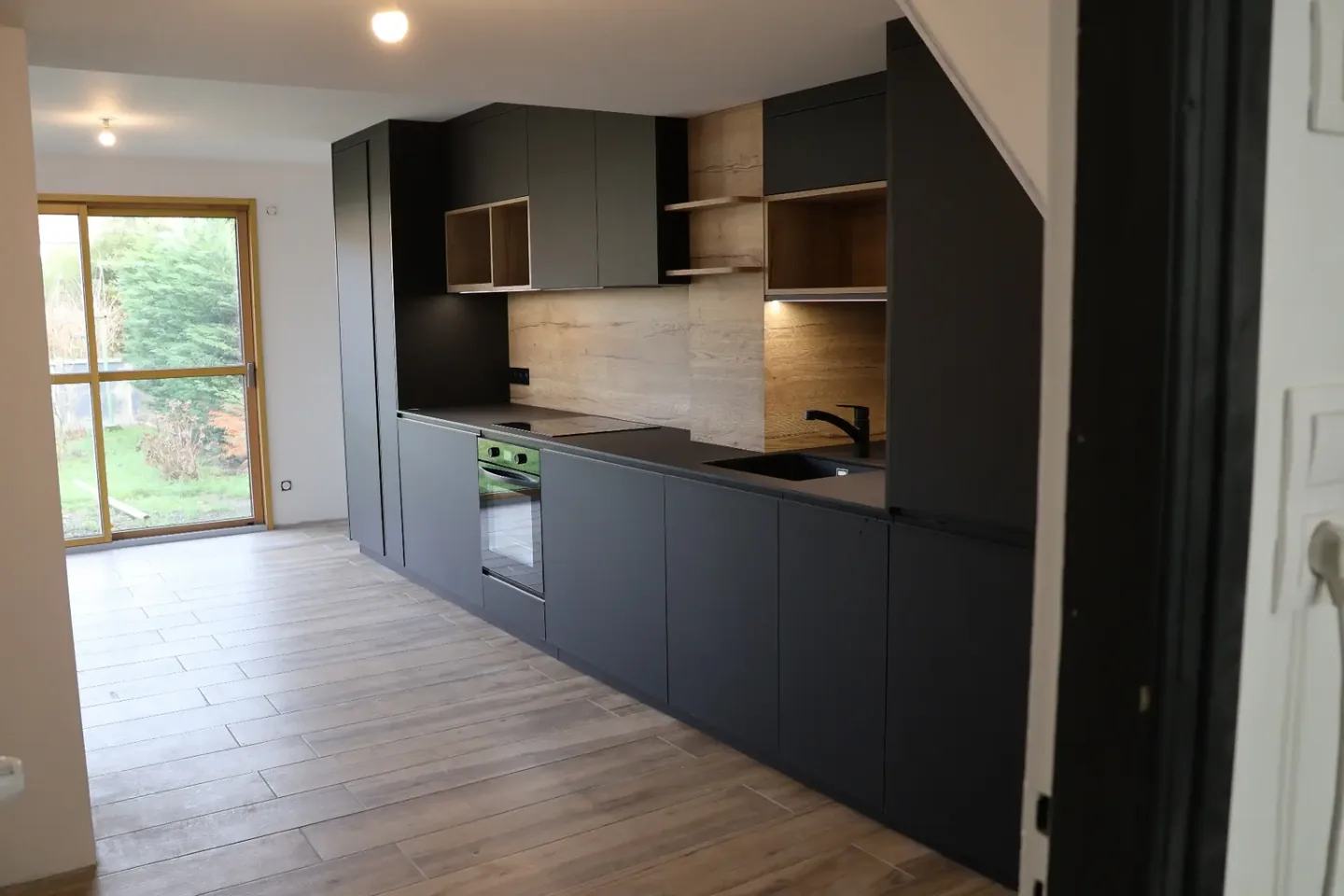 Cuisine moderne sur mesure – Réalisation Agencement par Mokuton Menuiserie en Savoie à Chambéry — Menuisier — par Menuisier Artisan en Savoie - Mokuton Menuiserie