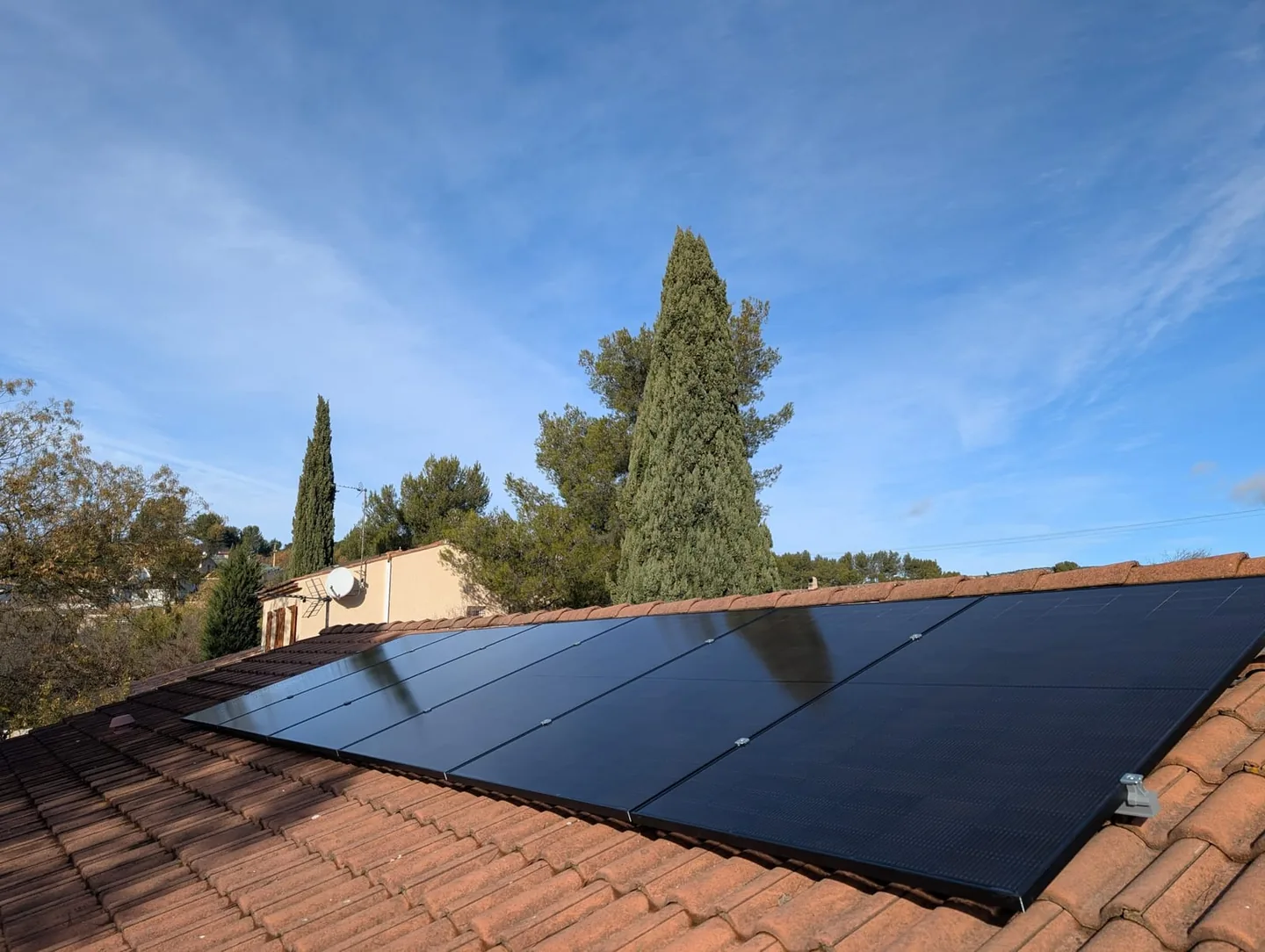Installation photovoltaïque Velaux - Vue d'ensemble — Plombier — par EGSL - Électricien Marseille Aix — à Marseille–Aix-en-Provence