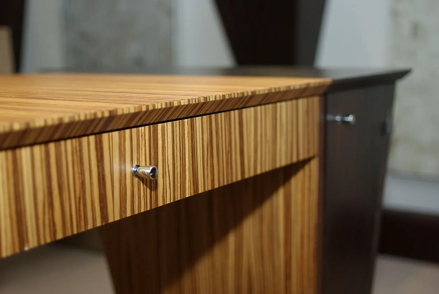 Détail d'un bureau en bois à Nîmes — Menuisier — par Menuisier intervenant à Nîmes