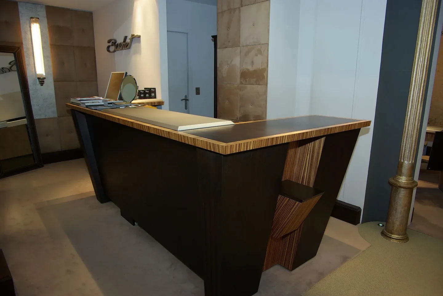 Banque d'accueil en bois à Nîmes — Menuisier — par Lutz Menuiserie Ébénisterie