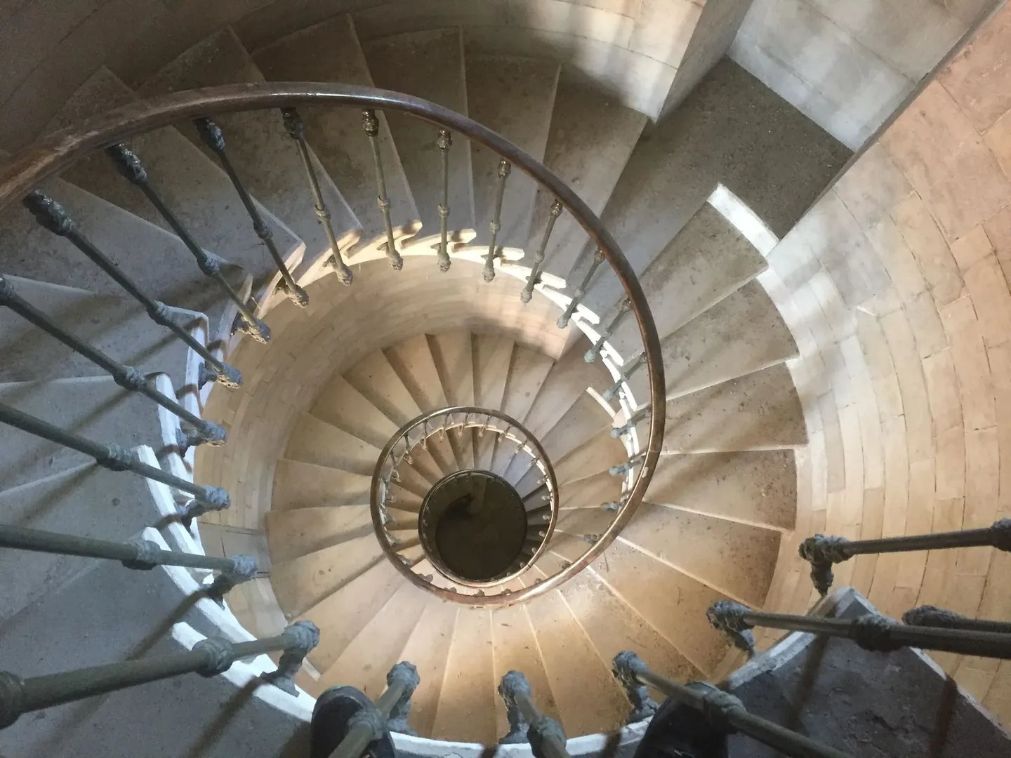 Escalier du phare de l'Espiguette à Nîmes — Menuisier — par Menuisier intervenant à Nîmes