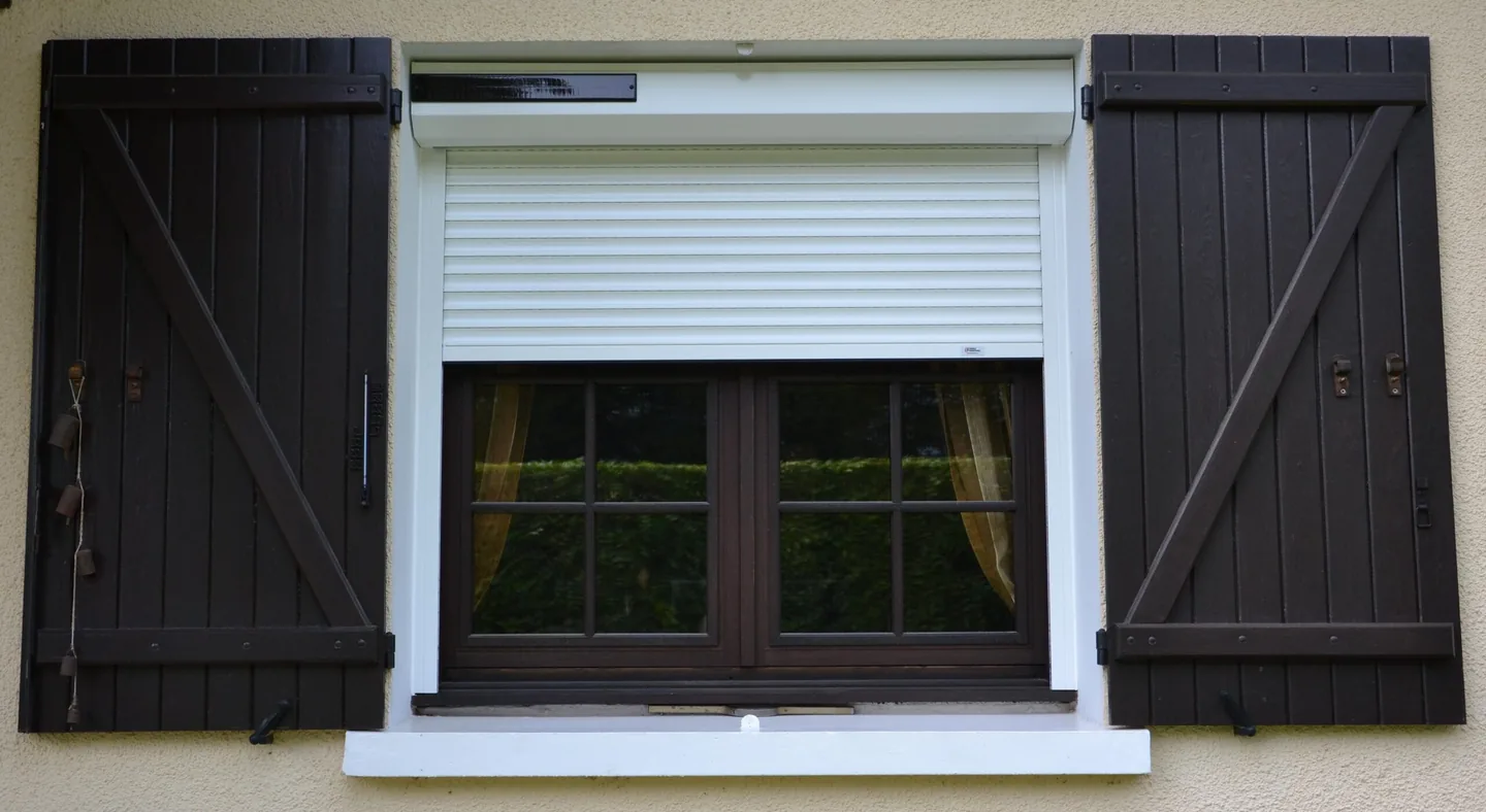 Volet roulant sur une fenêtre — Menuisier — par Ventana PRO — à Nîmes