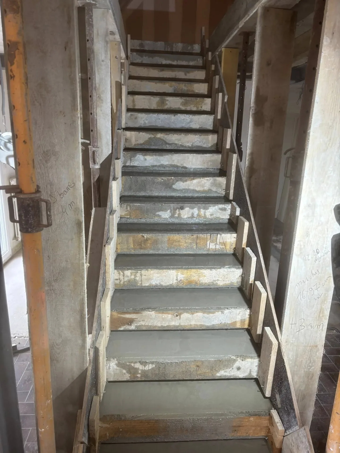 Coulage d’un escalier en béton réalisé par BF Maçonnerie lors d’une rénovation à Rennes — à Ercé-près-Liffré