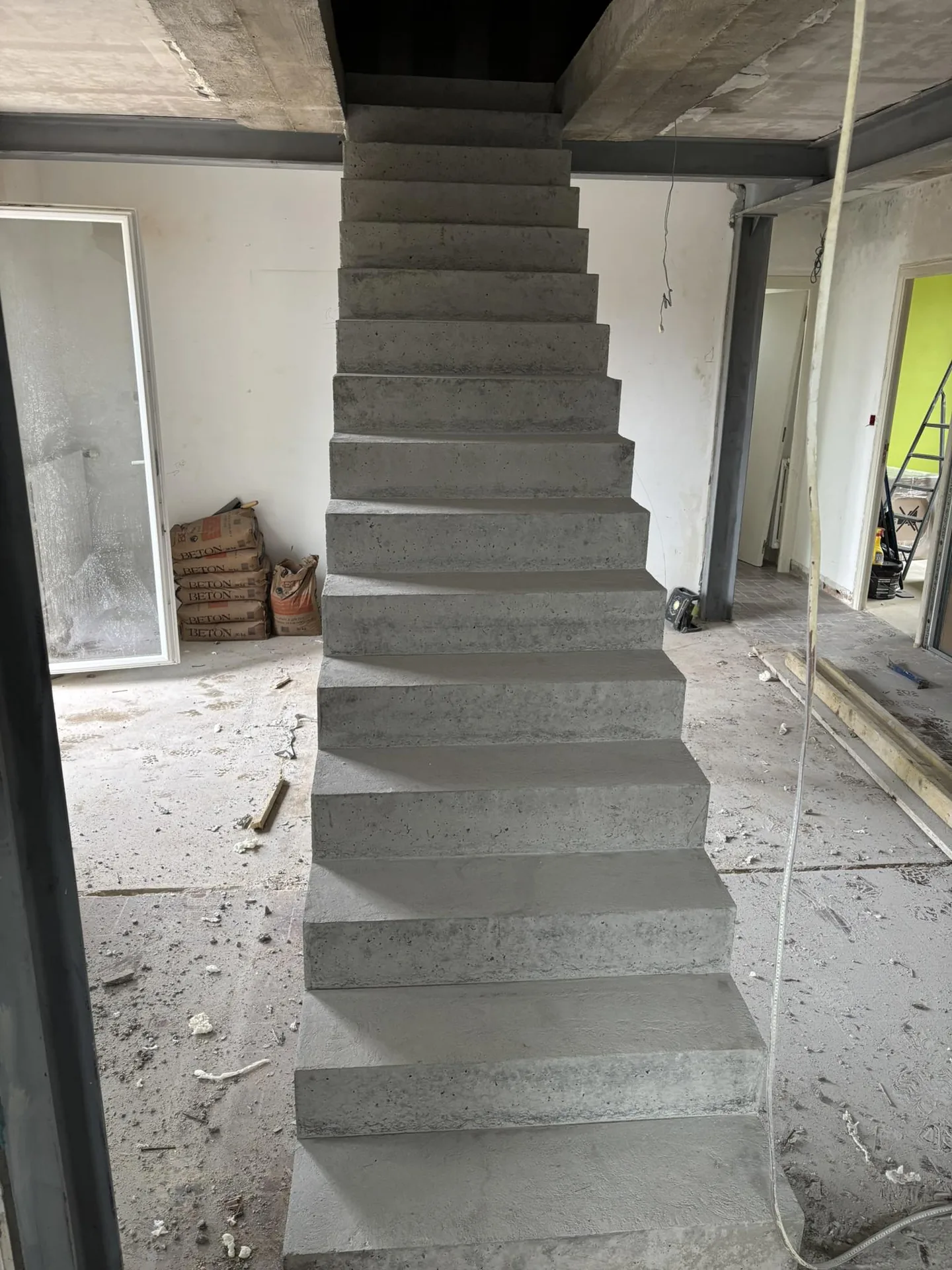 Escalier béton terminé réalisé par BF Maçonnerie lors d’une rénovation à Rennes — à Ercé-près-Liffré