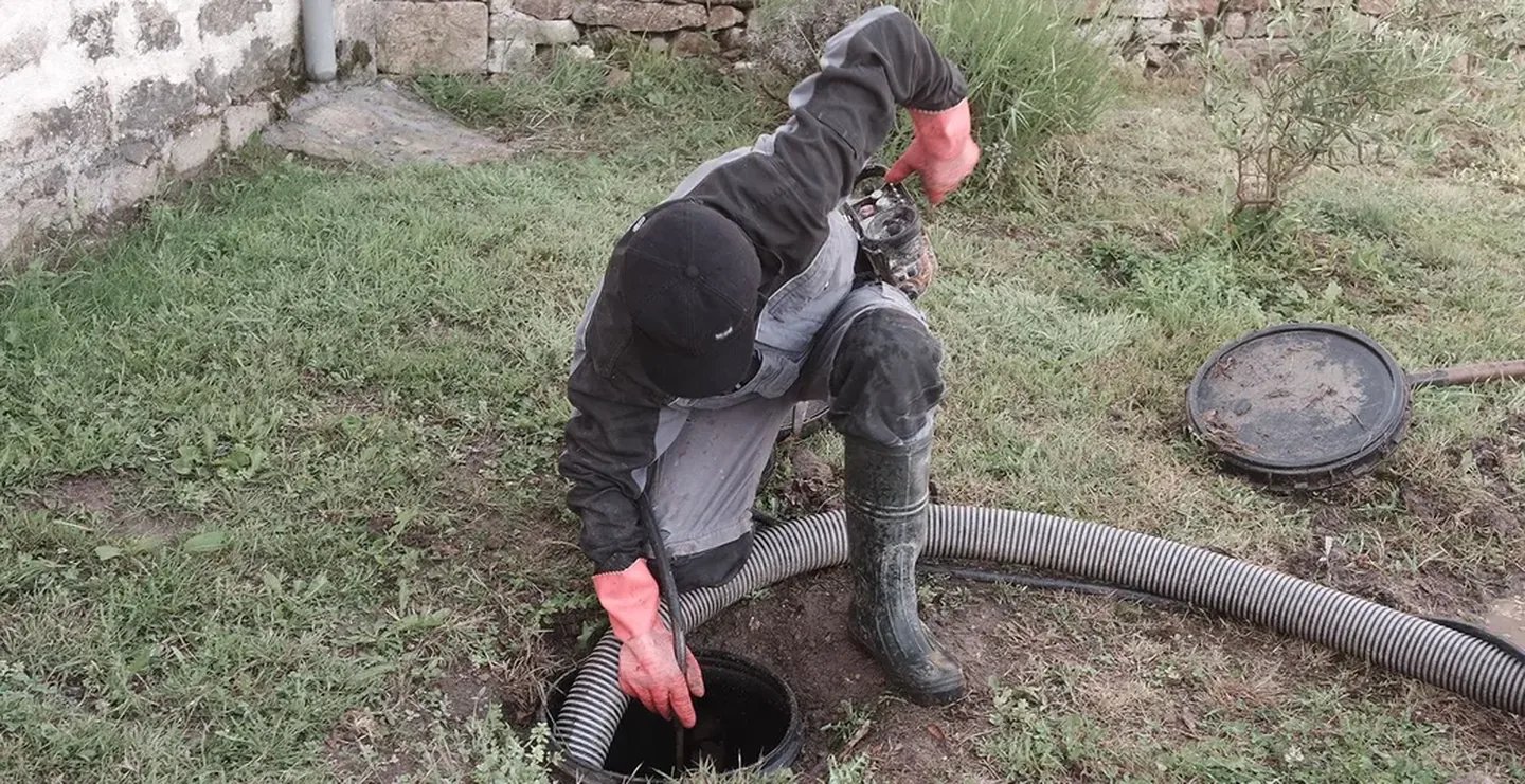 Un spécialiste lors d'une intervention de pompage de canalisation. — Plombier — par Assainissement 29 — à Quimper
