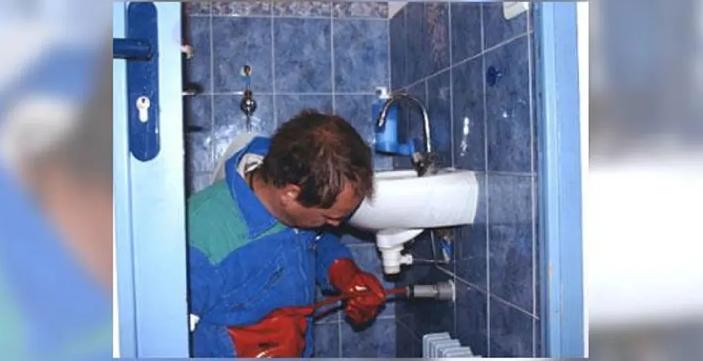 Intervention d'un spécialiste sur une évacuation de lavabo. — Plombier — par Assainissement 29 — à Quimper