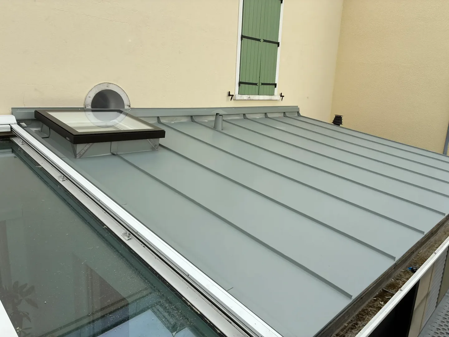 Gouttière en zinc avec des tuiles grises — Couvreur — par Follain Couverture — à Rouen