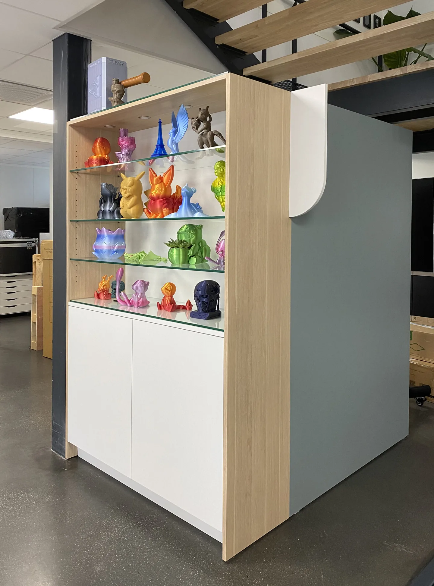 Meuble sur-mesure claustra bois de chêne , blanc e bleu — Menuisier — par Superstrate — à Flourens