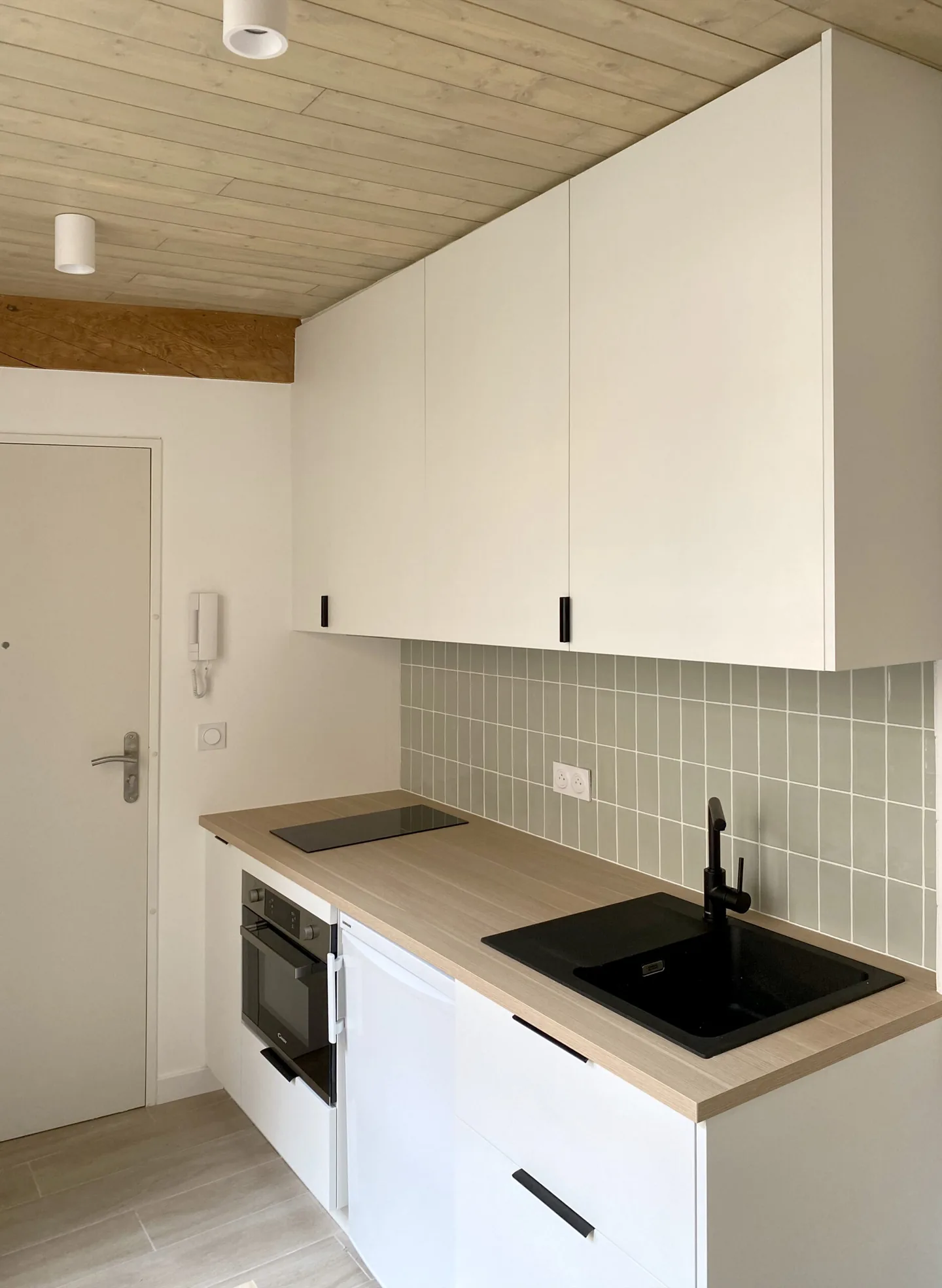 Micro cuisine sur mesure dans ce petit appartement toulouse centre — Menuisier — par Superstrate — à Flourens