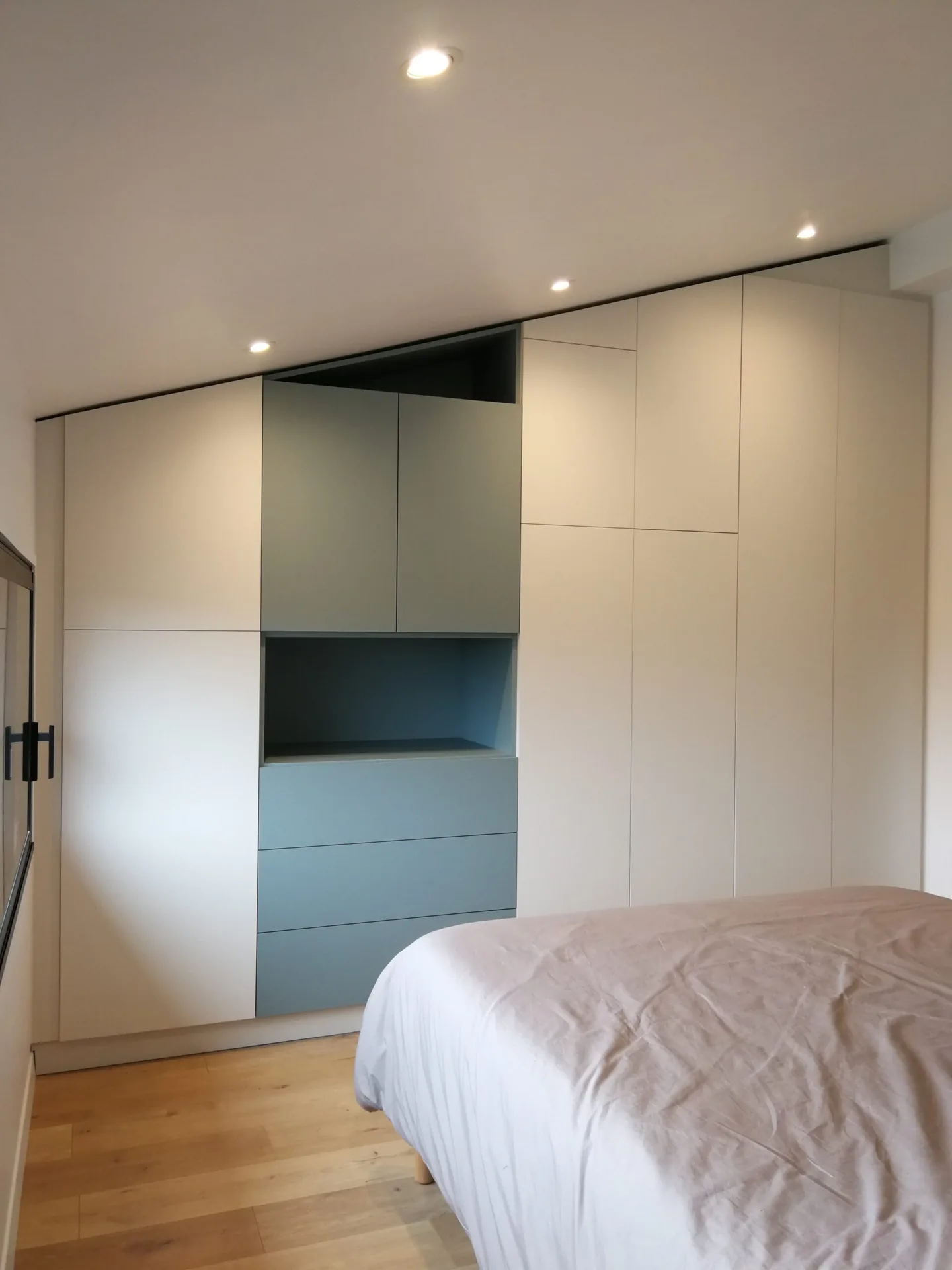 Solutions de rangement optimisées pour chambre sous pente — Menuisier — par Superstrate — à Flourens