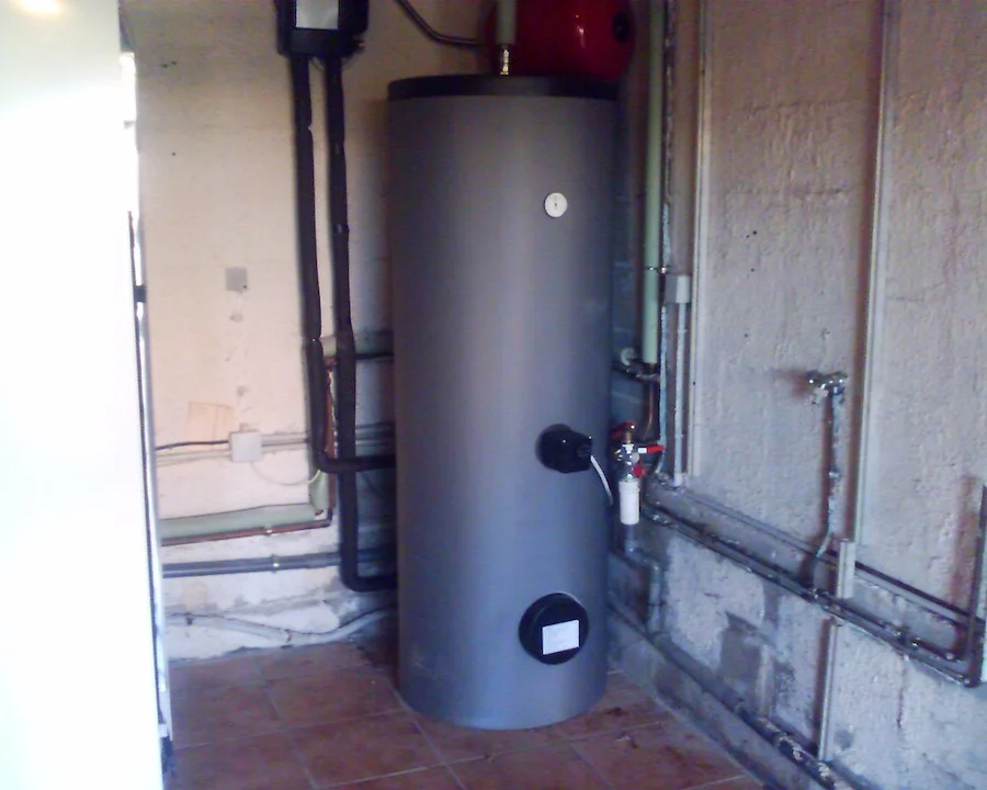 Ballon d’eau chaude dans un local technique — Plombier — par Votre plombier à Sanary et dans le Var — à Toulon