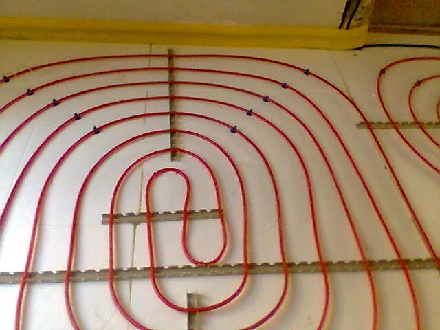 Pose des circuits d’un plancher chauffant — Plombier — par Votre plombier à Sanary et dans le Var — à Toulon