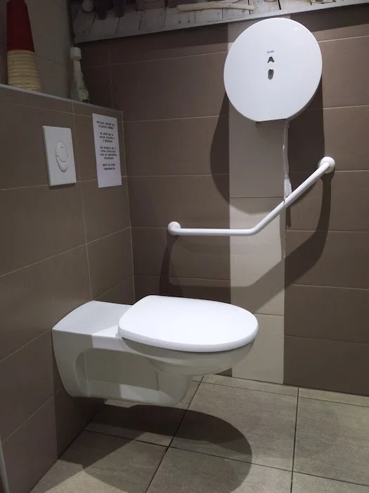WC suspendu avec barre d’appui — Plombier — par Votre plombier à Sanary et dans le Var — à Toulon