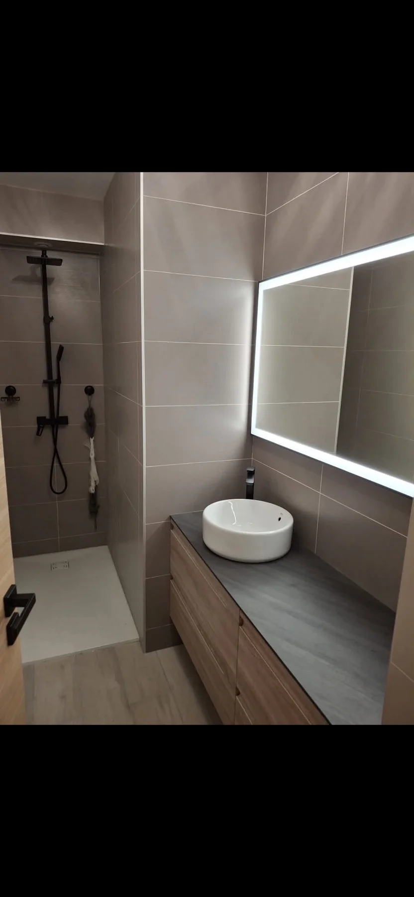 Salle de bain avec douche et vasque à poser — Plombier — par CBS Plomberie — à Lyon